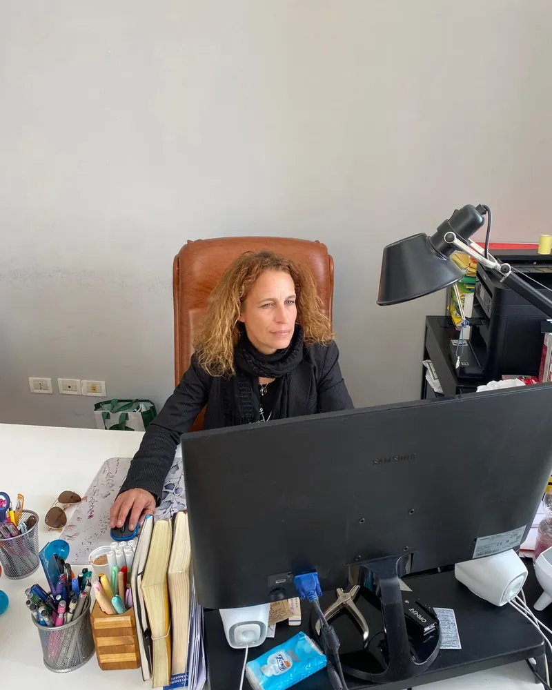 L'Avv. Alessandra Racchi al lavoro nel suo studio