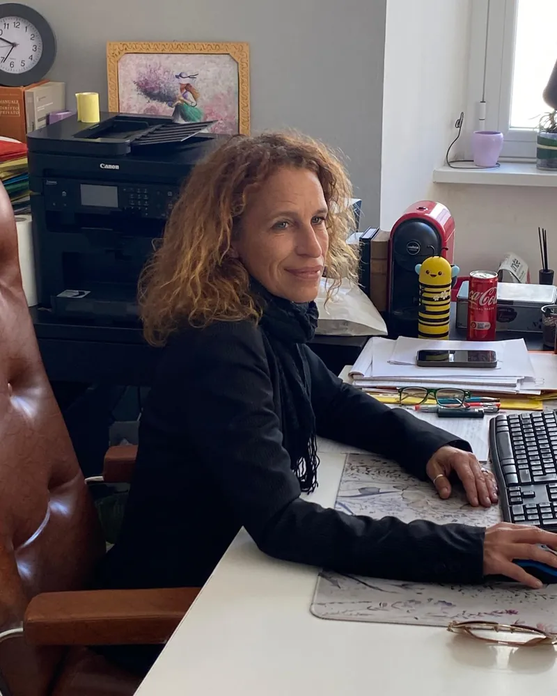 L'Avv. Alessandra Racchi nel suo studio legale di Trieste
